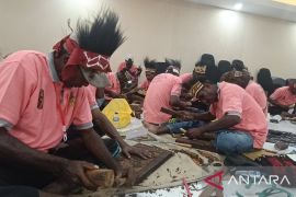 Pemkab tingkatkan keterampilan masyarakat Suku Kamoro Mimika mengukir