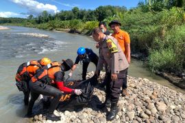 Tim SAR evakuasi jasad pemuda yang  hanyut di Sungai Batang Toru Tapsel