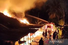 Damkar Padang kerahkan tujuh armada padamkan kebakaran asrama SPN