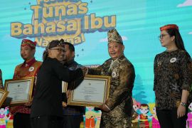 Bupati HST raih penghargaan revitalisasi Bahasa Daerah dari Mendikdasmen RI
