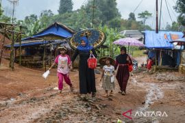 Penyintas bencana di Lebak masih bertahan di tenda huntara