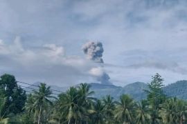 Gunung Dukono  semburkan abu vulkanik setinggi 1.600 meter