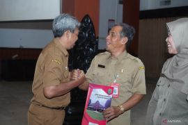 Pemkab Trenggalek serahkan SK pensiun untuk 104 ASN yang memasuki purnatugas
