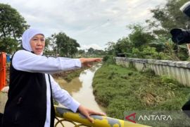 Pemprov Jatim lakukan pengerukan sungai untuk atasi banjir perkotaan