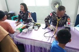 Lanal Ranai periksa kesehatan masyarakat dan khitanan massal gratis di pulau penyangga