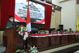 Bupati HSU sampaikan jawaban terhadap lima Raperda 2025