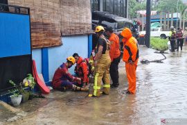 Basarnas  Balikpapan cari balita terseret arus air parit