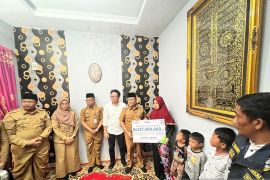 Pemkot Jambi  serahkan santunan BPJS Ketenagakerjaan untuk Ketua RT