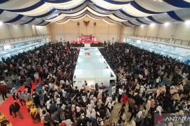 Ribuan pencari kerja serbu bursa lowongan kerja Kabupaten Bekasi 2025