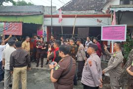 KAI Daop 8 dan Kejaksaan kerja sama sita rumah dinas di Pacar Keling