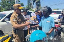 Pemkot Bengkulu bagikan air mineral ke pengendara yang antre BBM