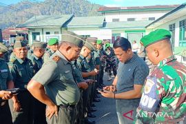 Prajurit Kodim Kerinci diperiksa telepon genggam antisipasi judol