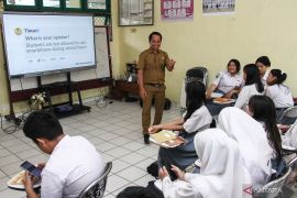 Ratusan sekolah di Parimo dapat bantuan smart televisi