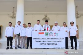 Gubernur Sumbar Lepas Relawan KNRP Bawa Donasi Rp1,37 Miliar untuk Palestina
