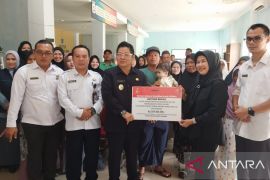 Pemkab Bangka Tengah serahkan bantuan asistensi rehabilitasi sosial