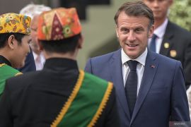 Presiden Prancis larang anak-anak akses media sosial