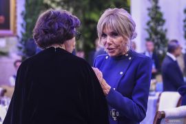 Macron sewa detektif soal tuduhan identitas gender Brigitte