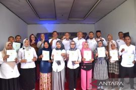 Wabup Gorontalo serahkan sertifikat tanah di Limboto Barat