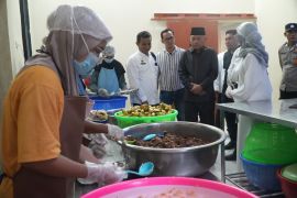 Wagub Malut tinjau pembagian MBG dan dapur umum di Ternate