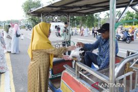 TP-PKK Kabupaten Bengkalis Bagikan 400 Paket Takjil di Depan Rumah Dinas Bupati