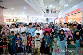 300 Anak Yatim dan Dhuafa di Bengkalis Belanja Baju Raya di Mancy Berkat Bantuan CSR