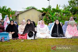 Bupati Kasmarni dan Keluarga Shalat Idul Fitri di Desa Muara Basung, Ukir Sejarah Baru