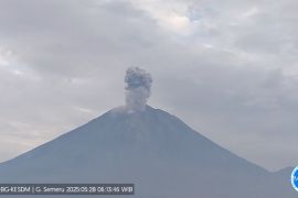 Gunung Semeru kembali erupsi dengan letusan setinggi 1.200 meter