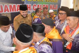 Wako Fadly Amran lepas keberangkatan Calon Jamaah Haji Kota Padang