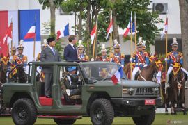 Prabowo dan Macron naik Maung cek pasukan di Akmil Magelang