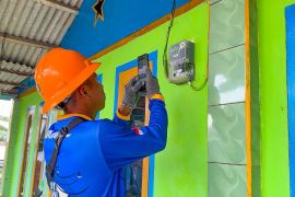 PLN UP3 Belitung pastikan kualitas layanan di Pulau Buku Limau dengan pemeliharaan dan pemeriksaan KWH meter
