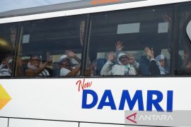 Dua calhaj Kloter 23 Embarkasi Medan tunda berangkat ke Tanah  Suci