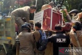 Tertibkan pedagang kaki lima, Satpol PP Palembang angkut delapan motor listrik kopi keliling