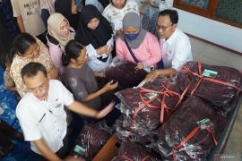 Pembagian alat tulis dan tas sekolah gratis di Jombang