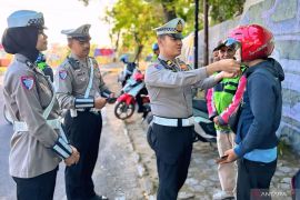 Polres OKU Selatan  bagikan helm gratis untuk budaya tertib lalin