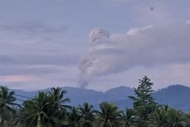 Kamis pagi, Gunung Dukono erupsi muncul asap dan abu vulkanik