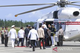 Subianto, Macron board helicopter for Magelang Military Academy