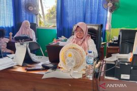 Distan Mukomuko periksa kesehatan hewan kurban dua kali