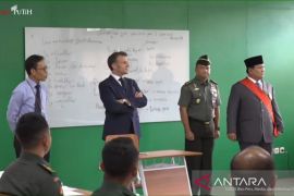 Macron berterima kasih peserta latihan akmil pelajari bahasa Prancis