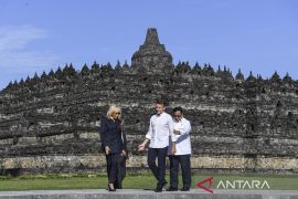  Ini kehormatan temani sahabat saya