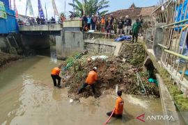 Seluruh camat dan kades Kudus diminta bersihkan sungai untuk cegah banjir