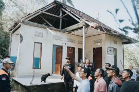 Pemkab Badung serahkan bantuan untuk korban bencana tanah longsor