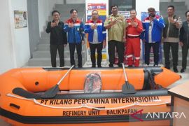 Pertamina serahkan bantuan perahu karet untuk BPBD Balikpapan