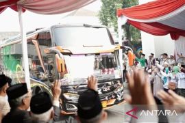 Kemenag Karawang lepas keberangkatan 271 calon haji kloter terakhir