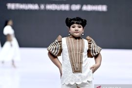 Model cilik Gorontalo tampilkan Karawo di IFW 2025