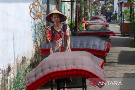 Tradisi mepe kasur sebagai simbol penyucian diri dan lingkungan Suku Osing