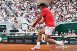 Tiba di Roland Garros, Djokovic lakukan sesi latihan dengan Zverev