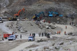 Gubernur Jabar cabut izin tambang di Gunung Kuda usai longsor