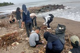 Kementerian Lingkungan Hidup BEM KM Unand gelar aksi bersih pantai