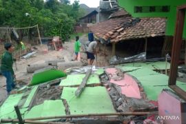 Pemkab Bekasi dan PVMBG kaji fenomena pergerakan tanah Kampung Tembong Gunung