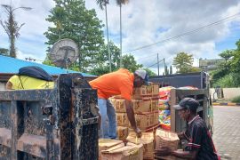 YPMAK bantu bahan makanan bagi korban banjir di Miyoko Mimika